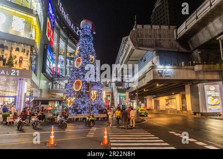 BANGKOK, THAILANDIA - 15 DICEMBRE 2019: Albero di Natale vicino alla stazione BTS di Asok a Bangkok, Thailandia Foto Stock