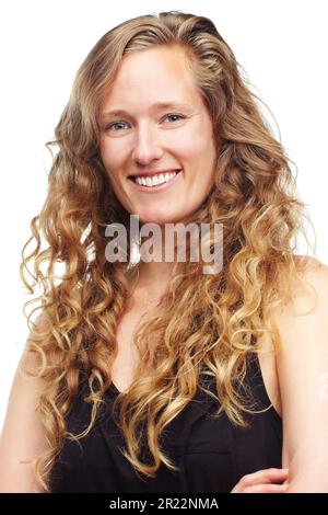 La fiducia è una caratteristica bella in una donna. Studio shot di una donna attraente isolato su bianco. Foto Stock