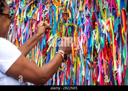 Salvador, Bahia, Brasile - 06 gennaio 2023: Gli adoratori stanno legando nastri colorati alla ringhiera della chiesa di Senhor do Bonfim il primo venerdì di Foto Stock