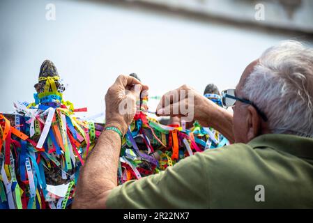 Salvador, Bahia, Brasile - 06 gennaio 2023: Gli adoratori stanno legando nastri colorati alla ringhiera della chiesa di Senhor do Bonfim il primo venerdì di Foto Stock