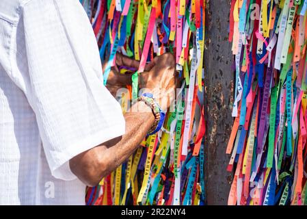 Salvador, Bahia, Brasile - 06 gennaio 2023: Gli adoratori stanno legando nastri colorati alla ringhiera della chiesa di Senhor do Bonfim il primo venerdì di Foto Stock