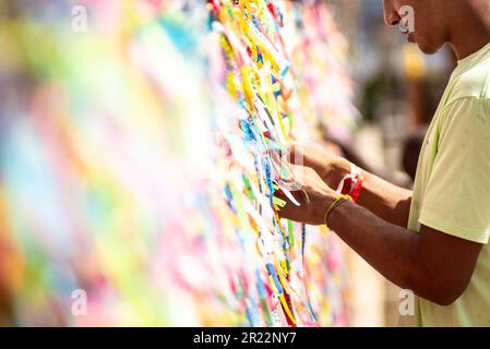 Salvador, Bahia, Brasile - 06 gennaio 2023: Gli adoratori stanno legando nastri colorati alla ringhiera della chiesa di Senhor do Bonfim il primo venerdì di Foto Stock