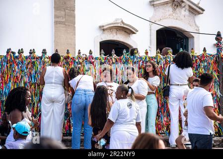 Salvador, Bahia, Brasile - 06 gennaio 2023: Gli adoratori stanno legando nastri colorati alla ringhiera della chiesa di Senhor do Bonfim il primo venerdì di Foto Stock