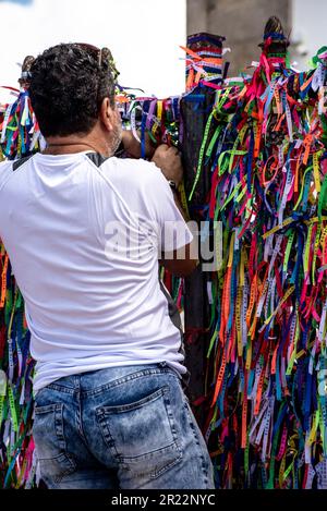 Salvador, Bahia, Brasile - 06 gennaio 2023: Gli adoratori stanno legando nastri colorati alla ringhiera della chiesa di Senhor do Bonfim il primo venerdì di Foto Stock