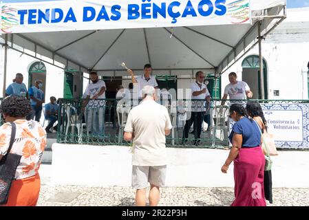 Salvador, Bahia, Brasile - 06 gennaio 2023: I cattolici sono visti partecipare alla messa all'aperto del tradizionale primo Venerdì del 2023 presso la chiesa Foto Stock