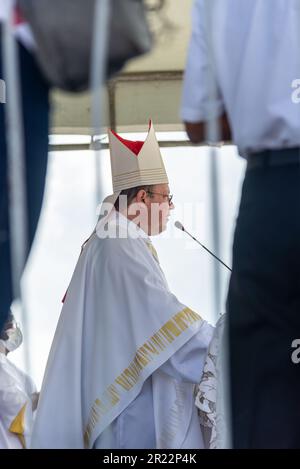 Salvador, Bahia, Brasile - 06 gennaio 2023: Sacerdote che celebra la prima messa del 2023 nella chiesa di Senhor do Bonfim, a Salvador, Bahia. Foto Stock