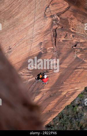 Uno scalatore di roccia avvistato nel Parco Nazionale di Zion Foto Stock