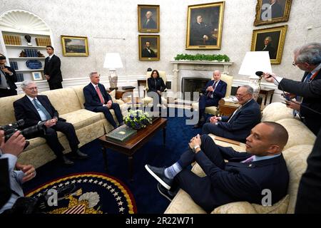 Washington, Stato di Vereinigte. 16th maggio, 2023. Il presidente degli Stati Uniti Joe Biden con il vicepresidente americano Kamala Harris incontra il presidente della Camera dei rappresentanti degli Stati Uniti Kevin McCarthy (repubblicano della California) e i leader del Congresso Chuck Schumer, leader della maggioranza del Senato statunitense, Mitch McConnell (repubblicano del Kentucky) E il leader minoritario della Camera degli Stati Uniti, Hakeem Jeffries (democratico di New York), all’Ufficio ovale della Casa Bianca di Washington il 16 maggio 2023. Credito: Yuri Gripas/Pool tramite CNP/dpa/Alamy Live News Foto Stock