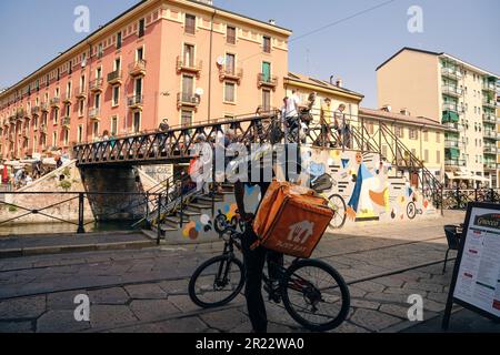 consegna cibo uomo a milano, italia. Foto di alta qualità Foto Stock