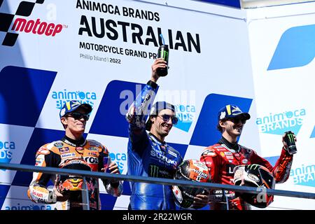 Phillip Island, Australia, 16 ottobre 2022. Il secondo classificato spagnolo Marc Marquez sul Repsol Honda Team Honda e il vincitore spagnolo Alex RINS sul Team Suzuki Ecstar Suzuki e il terzo posto italiano Francesco Bagnaia sul Ducati Lenovo Team Ducati festeggiano sul podio dopo il MotoGP australiano 2022 a Phillip Island Circuito il 16 ottobre 2022 a Phillip Island, Australia. Credit: Nigel Owen/Speed Media/Alamy Live News Foto Stock