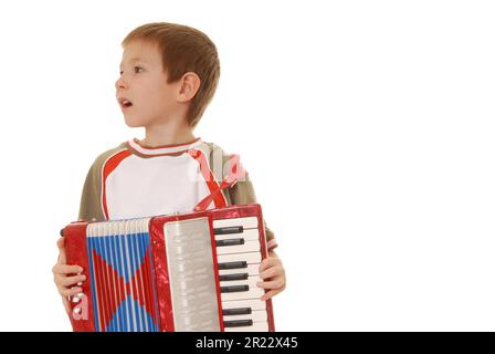 Giovane ragazzo isolato che suona una fisarmonica diatonica Foto Stock