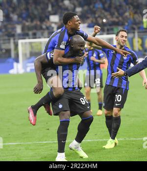 Milano, Italia. 16th maggio, 2023. I giocatori di Inter Milan festeggiano il 16 maggio 2023 alla fine della seconda tappa della semifinale della UEFA Champions League tra Inter Milan e AC Milan. Credit: Augusto Casasoli/Xinhua/Alamy Live News Foto Stock