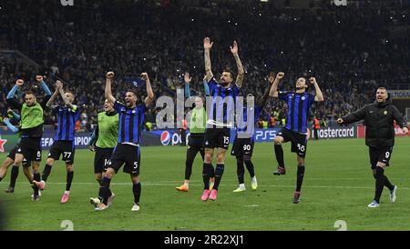 Milano, Italia. 16th maggio, 2023. I giocatori di Inter Milan festeggiano il 16 maggio 2023 alla fine della seconda tappa della semifinale della UEFA Champions League tra Inter Milan e AC Milan. Credit: Augusto Casasoli/Xinhua/Alamy Live News Foto Stock
