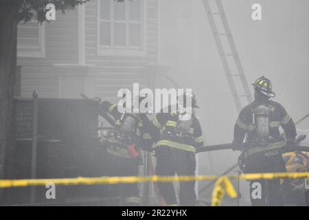 Paterson, Stati Uniti. 16th maggio, 2023. I vigili del fuoco si spostano per estinguere condizioni di incendio gravose. Martedì pomeriggio, intorno alle 1:45 ora orientale, un incendio scoppiò e inghiottì due case su Knickerbocker Avenue in fiamme causando gravi danni. Si dice che diverse persone siano state ferite, tra cui un pompiere. (Foto di Kyle Mazza/SOPA Images/Sipa USA) Credit: Sipa USA/Alamy Live News Foto Stock