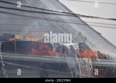 Paterson, Stati Uniti. 16th maggio, 2023. Fiamme inghiottire una casa su Knickerbocker Avenue come un'altra casa accanto ad essa è anche esposto alle fiamme. Martedì pomeriggio, intorno alle 1:45 ora orientale, un incendio scoppiò e inghiottì due case su Knickerbocker Avenue in fiamme causando gravi danni. Si dice che diverse persone siano state ferite, tra cui un pompiere. (Foto di Kyle Mazza/SOPA Images/Sipa USA) Credit: Sipa USA/Alamy Live News Foto Stock