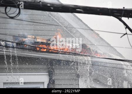 Paterson, Stati Uniti. 16th maggio, 2023. Fiamme inghiottire una casa su Knickerbocker Avenue come un'altra casa accanto ad essa è anche esposto alle fiamme. Martedì pomeriggio, intorno alle 1:45 ora orientale, un incendio scoppiò e inghiottì due case su Knickerbocker Avenue in fiamme causando gravi danni. Si dice che diverse persone siano state ferite, tra cui un pompiere. (Foto di Kyle Mazza/SOPA Images/Sipa USA) Credit: Sipa USA/Alamy Live News Foto Stock