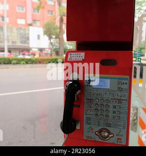 Telefono pubblico a pagamento Chunghwa Telecom a Taipei, Taiwan; a gettoni, con possibilità di pagare con iPass, iCash, EasyCard o Taiwan Easy Go. Foto Stock