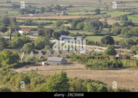 Installazione di array di pannelli solari nella Grecia rurale Foto Stock