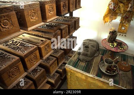 Una scultura, un set di attrezzature balinesi e scatole di legno contenenti vecchi manoscritti balinesi con foglie di palma al museo Gedong Kirtya a Singaraja, Buleleng, Bali, Indonesia. "L'accesso al contenuto dei manoscritti è limitato, a causa delle difficoltà linguistiche e della fragilità del documento", ha scritto un gruppo di scienziati guidati da Made Windu Antara Kesiman del Laboratoire Informatique Image Interaction (L3i), Università di la Rochelle, Durante la 15th Conferenza Internazionale sulle frontiere nel riconoscimento della Scrittura 2016, ottobre 2016, a Shenzhen, Cina. Foto Stock