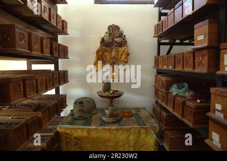 Un deposito dove scatole di legno contenenti vecchi manoscritti balinesi a foglia di lontra sono conservate al museo Gedong Kirtya Singaraja, Buleleng, Bali, Indonesia. Foto Stock