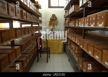 Un deposito dove scatole di legno contenenti vecchi manoscritti balinesi a foglia di lontra sono conservate al museo Gedong Kirtya Singaraja, Buleleng, Bali, Indonesia. Foto Stock