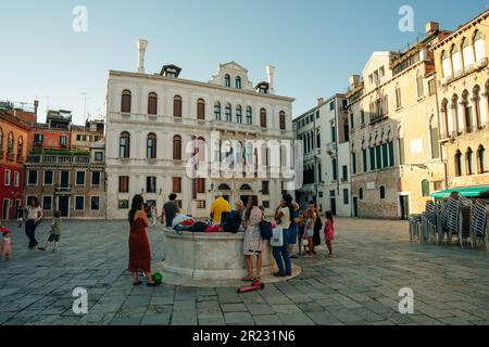 piazza con pozzo a venezia, italia - maggio 2023. Foto di alta qualità Foto Stock