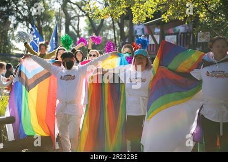 Melbourne, Australia, 17th maggio 2023. Dopo la cancellazione di un altro evento di drag storytime a causa di minacce di violenza, la comunità degli Angeli arcobaleno ha organizzato un evento separato alla Eltham Library come uno spettacolo di sostegno per la comunità LGBTQIA+ per IDAHOBIT Day. Credit: Jay Kogler/Alamy Live News Foto Stock