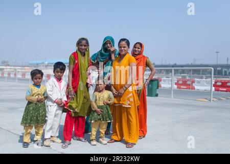 DELHI, INDIA: Persone indiane non identificate per strada, novembre 2013 a nuova Delhi India. Foto Stock