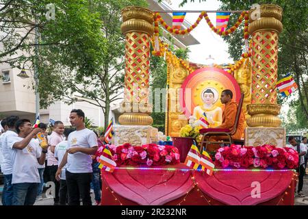 Kuala Lumpur, Malesia, 4th 2023 maggio: Monaco seduto su una parata galleggiante, in processione per celebrare il Wesak Day al Maha Vihara Budd Foto Stock