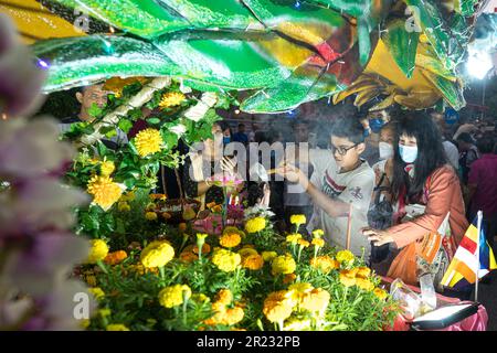 Kuala Lumpur, Malesia, maggio 4th 2023: Devoti buddisti che offrono preghiere su un galleggiante decorato sulla strada del tempio buddista Maha Vihara a Brickfie Foto Stock