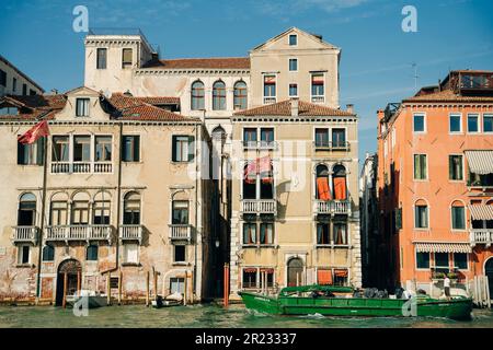 Campo San Vio con Palazzo Cini e Palazzo Barbarigo, venezia - maggio 2023. Foto di alta qualità Foto Stock