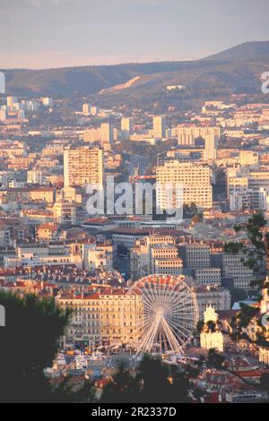 Vista panoramica dalla cima di una città durante il tramonto con colori attraenti. Foto Stock