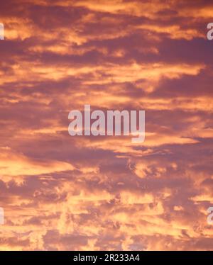 Spettacolare immagine di un tramonto nuvoloso e colorato. incredibile struttura del cielo Foto Stock