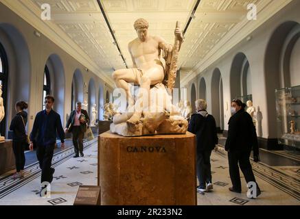 Londra, Regno Unito. 17th maggio, 2023. La gente visita il Victoria and Albert Museum (V&A) a Londra, Gran Bretagna, 16 maggio 2023. Il Victoria and Albert Museum è uno dei più importanti musei d'arte e design del mondo. Credit: Notizie dal vivo su Xinhua/Alamy Foto Stock