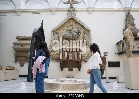 Londra, Regno Unito. 17th maggio, 2023. La gente visita il Victoria and Albert Museum (V&A) a Londra, Gran Bretagna, 16 maggio 2023. Il Victoria and Albert Museum è uno dei più importanti musei d'arte e design del mondo. Credit: Notizie dal vivo su Xinhua/Alamy Foto Stock