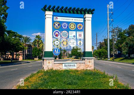 Fotografia del segno che riconosce l'impegno e il servizio dei club locali a Redlands, California, a Barton Road e Terracina Ave Foto Stock