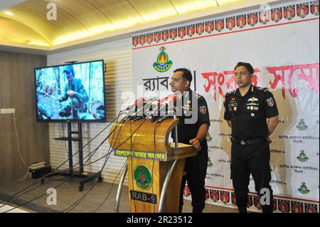 Il direttore dell'ala dei media Khandaker al Moin sta per partecipare a una conferenza stampa a Sylhet, ufficio RAB-9. Il Battaglione di azione rapida (RAB) ha arrestato quattro pericolosi terroristi dalla zona di Barashala dell'aeroporto di Sylhet. Tutti gli arrestati sono membri della nuova organizzazione militante 'Jamatul Ansar Fil Hindal Sharqiyaa'. Abdullah Maymoon, membro Shura di 'Jamatul Ansar Fil Hindal Sharqiya' e capo del ramo di Dawati, è tra i quattro arrestati. Sylhet, Bangladesh. Foto Stock