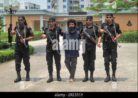 Dopo l'arresto, il membro Shura della nuova organizzazione militante 'Jamatul Ansar Fil Hindal Sharqiyaa' e capo del ramo di Dawati, Abdullah Maymun alias Sheikh di Sylhet. Il Battaglione di azione rapida (RAB) ha arrestato quattro pericolosi terroristi dalla zona di Barashala dell'aeroporto di Sylhet. Sylhet, Bangladesh. Foto Stock