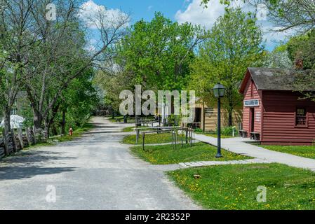 Toronto, ON, Canada – 15 maggio 2022: Vista sulla strada nel museo del patrimonio all'aperto Black Creek Pioneer Village a Toronto, Ontario, Canada. Il vi Foto Stock