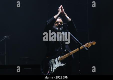 12 maggio 2023, Città del Messico, Messico: Ismael 'Tito' Fuentes membro della band messicana Molotov si esibisce sul palco come parte del loro tour 'EstallaMolotov' al Foro Sol. Il 12 maggio 2023 a Città del Messico. (Foto di Ismael Rosas/ Eyepix Group) Foto Stock