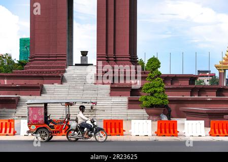 Phnom Penh, Cambogia - 02 agosto 2017: Tradizionale tuk tuk car in Cambogia con il monumento Independence sul retro Foto Stock