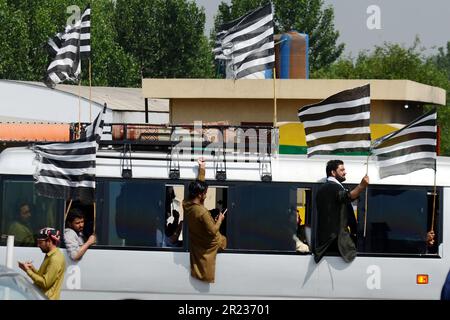 15 maggio 2023, Peshawar, Peshawar, Pakistan: I sostenitori del partito politico islamico Jamiat Ulma-e-Islam, parte della coalizione di governo del movimento democratico pakistano (PDM) si congedano per unirsi a una protesta al di fuori della Corte Suprema, a seguito del rilascio del capo PTI del partito di opposizione e dell'ex primo ministro Imran Khan da parte dei tribunali. L'opposizione pakistana ha ricevuto un grande sollievo il 11 maggio, quando la corte suprema ha ordinato il rilascio dell'ex primo ministro, Imran Khan, due giorni dopo il suo arresto. Khan è stato tenuto dai soldati paramilitari il 09 maggio da un complesso di corte nella capitale, scatenando violente proteste con lo scontro Foto Stock