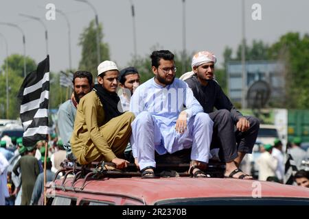 15 maggio 2023, Peshawar, Peshawar, Pakistan: I sostenitori del partito politico islamico Jamiat Ulma-e-Islam, parte della coalizione di governo del movimento democratico pakistano (PDM) si congedano per unirsi a una protesta al di fuori della Corte Suprema, a seguito del rilascio del capo PTI del partito di opposizione e dell'ex primo ministro Imran Khan da parte dei tribunali. L'opposizione pakistana ha ricevuto un grande sollievo il 11 maggio, quando la corte suprema ha ordinato il rilascio dell'ex primo ministro, Imran Khan, due giorni dopo il suo arresto. Khan è stato tenuto dai soldati paramilitari il 09 maggio da un complesso di corte nella capitale, scatenando violente proteste con lo scontro Foto Stock