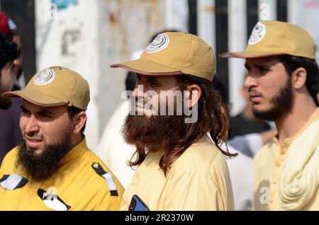 15 maggio 2023, Peshawar, Peshawar, Pakistan: I sostenitori del partito politico islamico Jamiat Ulma-e-Islam, parte della coalizione di governo del movimento democratico pakistano (PDM) si congedano per unirsi a una protesta al di fuori della Corte Suprema, a seguito del rilascio del capo PTI del partito di opposizione e dell'ex primo ministro Imran Khan da parte dei tribunali. L'opposizione pakistana ha ricevuto un grande sollievo il 11 maggio, quando la corte suprema ha ordinato il rilascio dell'ex primo ministro, Imran Khan, due giorni dopo il suo arresto. Khan è stato tenuto dai soldati paramilitari il 09 maggio da un complesso di corte nella capitale, scatenando violente proteste con lo scontro Foto Stock