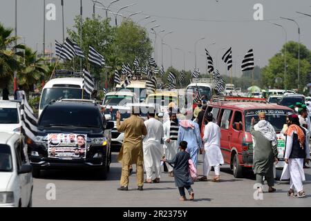 15 maggio 2023, Peshawar, Peshawar, Pakistan: I sostenitori del partito politico islamico Jamiat Ulma-e-Islam, parte della coalizione di governo del movimento democratico pakistano (PDM) si congedano per unirsi a una protesta al di fuori della Corte Suprema, a seguito del rilascio del capo PTI del partito di opposizione e dell'ex primo ministro Imran Khan da parte dei tribunali. L'opposizione pakistana ha ricevuto un grande sollievo il 11 maggio, quando la corte suprema ha ordinato il rilascio dell'ex primo ministro, Imran Khan, due giorni dopo il suo arresto. Khan è stato tenuto dai soldati paramilitari il 09 maggio da un complesso di corte nella capitale, scatenando violente proteste con lo scontro Foto Stock