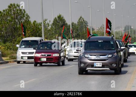 15 maggio 2023, Peshawar, Peshawar, Pakistan: I sostenitori del partito politico islamico Jamiat Ulma-e-Islam, parte della coalizione di governo del movimento democratico pakistano (PDM) si congedano per unirsi a una protesta al di fuori della Corte Suprema, a seguito del rilascio del capo PTI del partito di opposizione e dell'ex primo ministro Imran Khan da parte dei tribunali. L'opposizione pakistana ha ricevuto un grande sollievo il 11 maggio, quando la corte suprema ha ordinato il rilascio dell'ex primo ministro, Imran Khan, due giorni dopo il suo arresto. Khan è stato tenuto dai soldati paramilitari il 09 maggio da un complesso di corte nella capitale, scatenando violente proteste con lo scontro Foto Stock