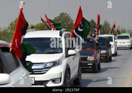 15 maggio 2023, Peshawar, Peshawar, Pakistan: I sostenitori del partito politico islamico Jamiat Ulma-e-Islam, parte della coalizione di governo del movimento democratico pakistano (PDM) si congedano per unirsi a una protesta al di fuori della Corte Suprema, a seguito del rilascio del capo PTI del partito di opposizione e dell'ex primo ministro Imran Khan da parte dei tribunali. L'opposizione pakistana ha ricevuto un grande sollievo il 11 maggio, quando la corte suprema ha ordinato il rilascio dell'ex primo ministro, Imran Khan, due giorni dopo il suo arresto. Khan è stato tenuto dai soldati paramilitari il 09 maggio da un complesso di corte nella capitale, scatenando violente proteste con lo scontro Foto Stock