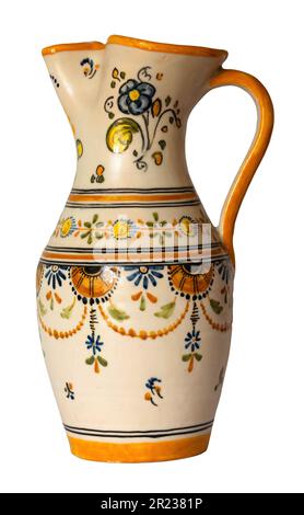 Caraffa francese, caraffa in ceramica o crociera in acqua, con decorazione provenzale, isolata su fondo bianco Foto Stock