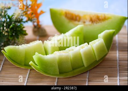 cantaloupe tailandese fetta di frutta per salute verde cantaloupe thailandia, melone cantaloupe su piatto di legno Foto Stock