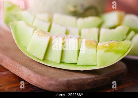 cantaloupe tailandese fetta di frutta per salute verde cantaloupe thailandia, melone cantaloupe su piatto di legno Foto Stock